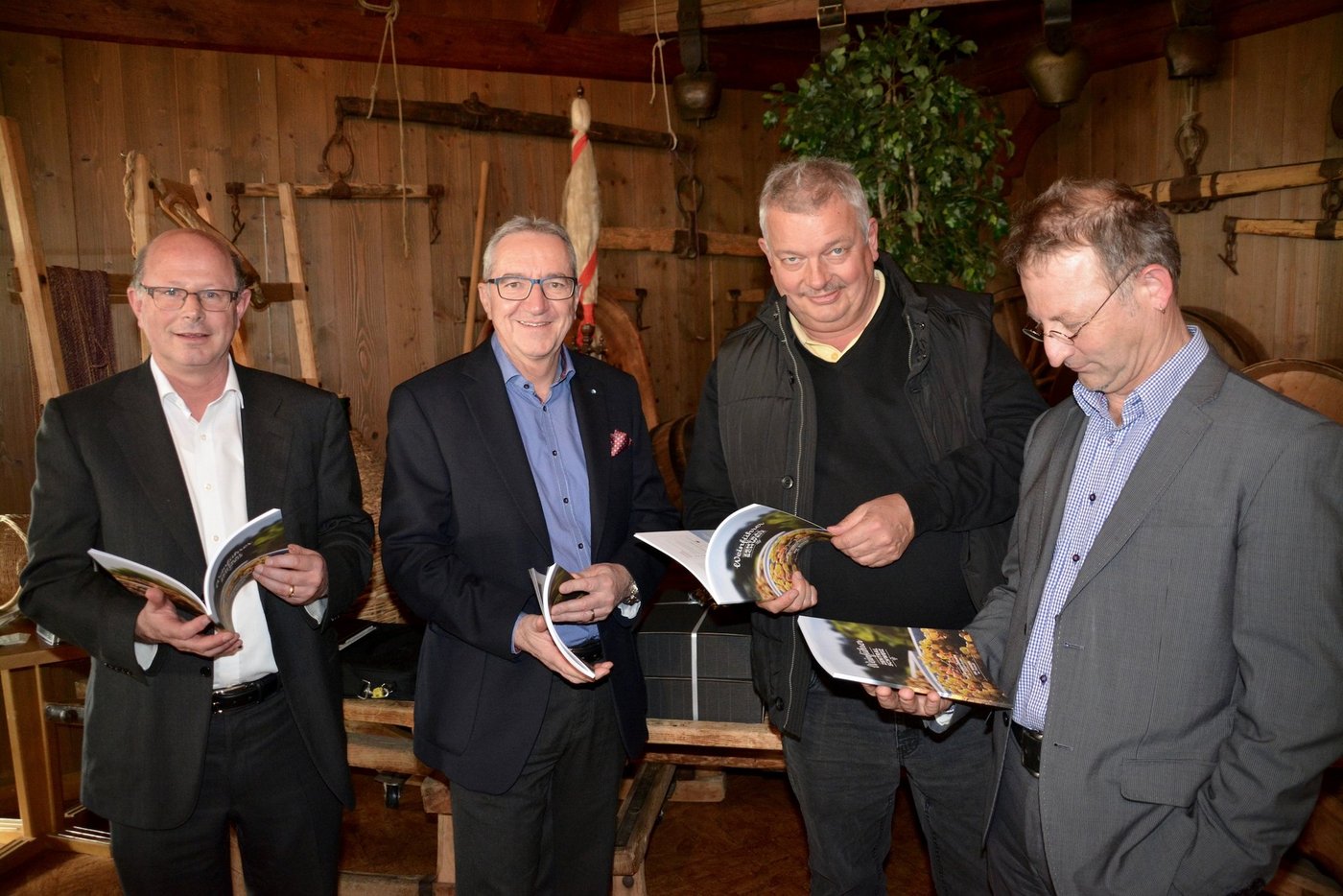 Grosses Interesse am neuen Weinführer: Beat Felder, LAWA, Regierungsrat Robert Küng, "Weinpabst" René Gabriel, Peter Krummenacher, Präsident ZWV. (Bild Klaus Schilling)