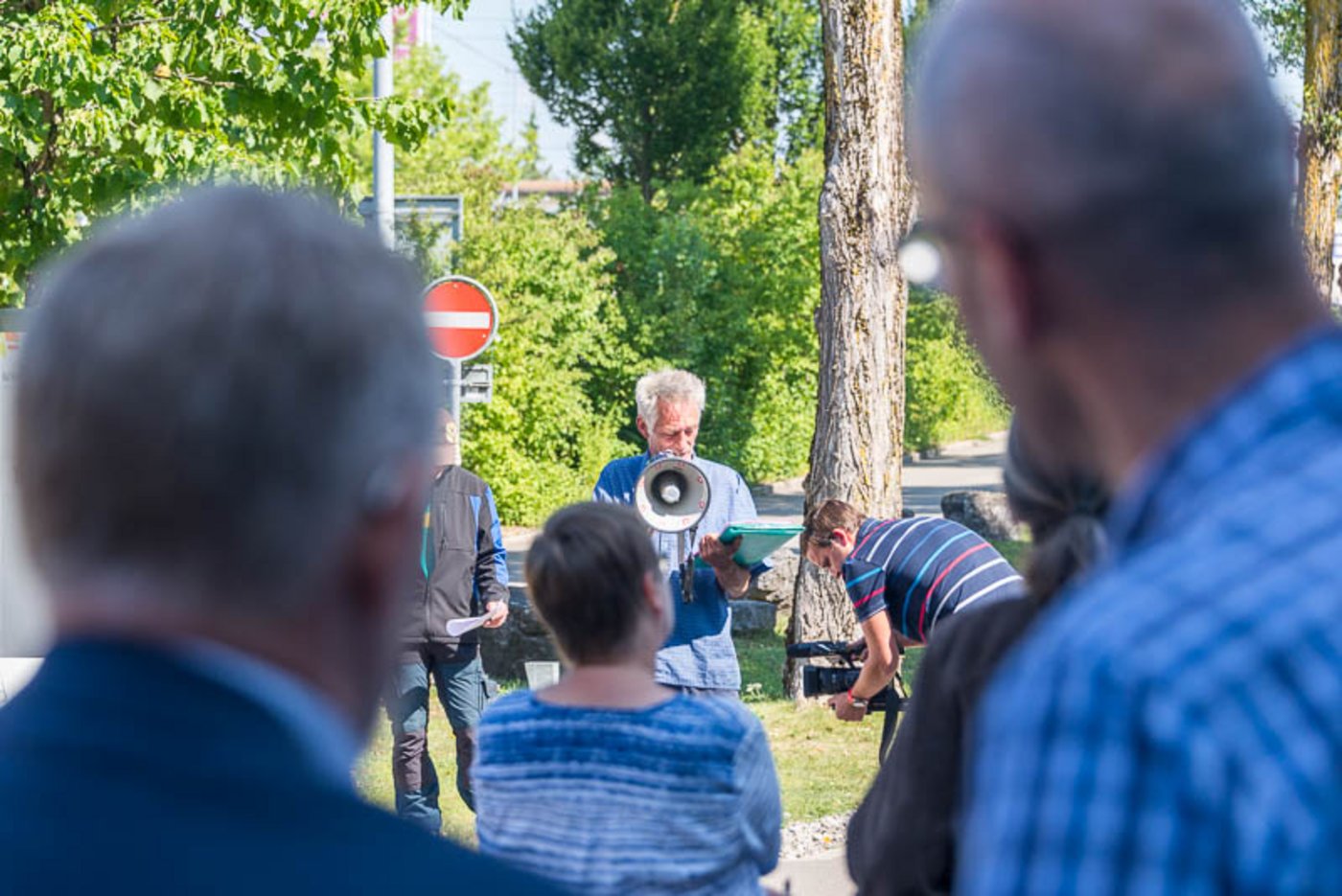 Rudi Berli verliest seine Forderungen - die Verantwortlichen der Migros hören zu.