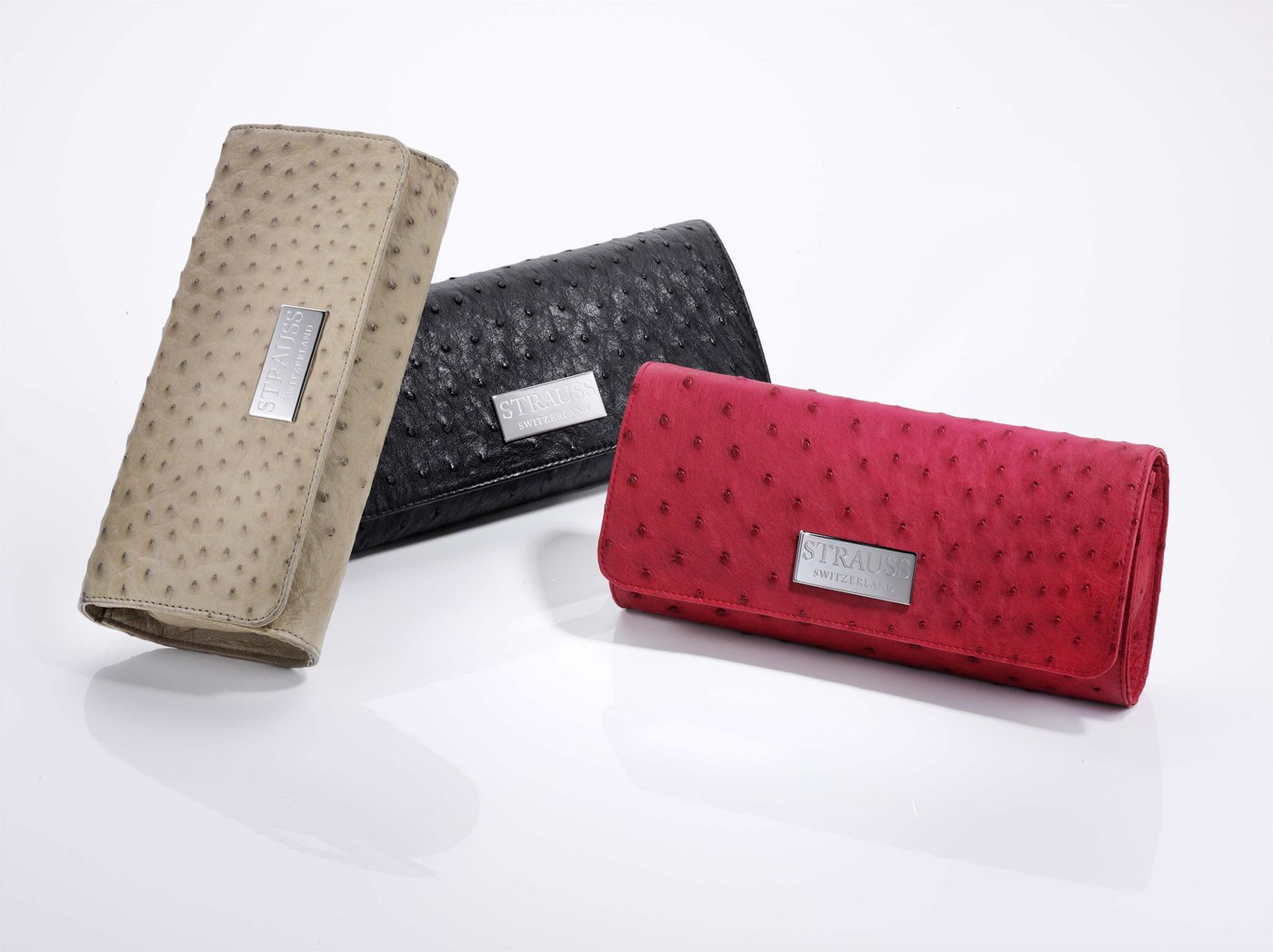 ... z.B. Handtaschen. Da es in der Schweiz kein geeignetes Unternehmen gibt, werden die Produkte in Italien gegerbt und gefärbt. Die Verarbeitung erfolgt wieder in der Schweiz.