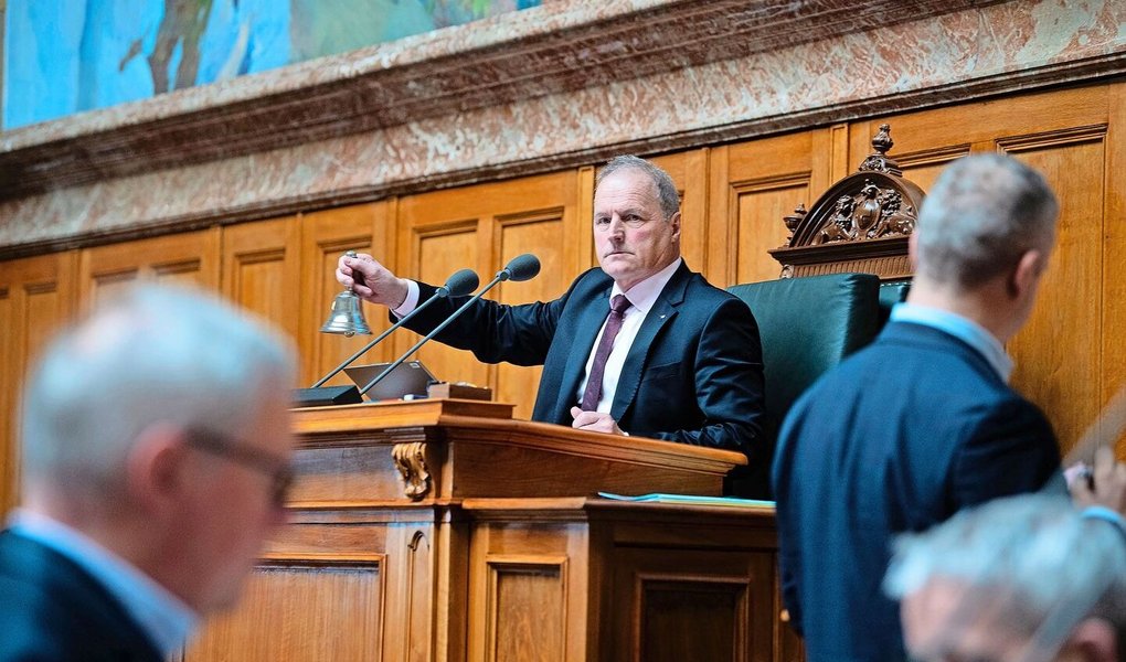 Der Freiburger Meisterlandwirt und Nationalratspräsident Pierre-André Page läutet mit seiner Glocke die Sitzung ein.