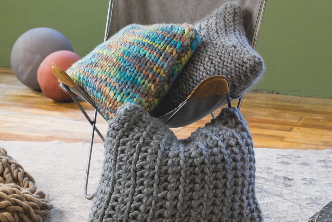 Mit superdickem Wollgarn können auch Kissen gestrickt werden. 