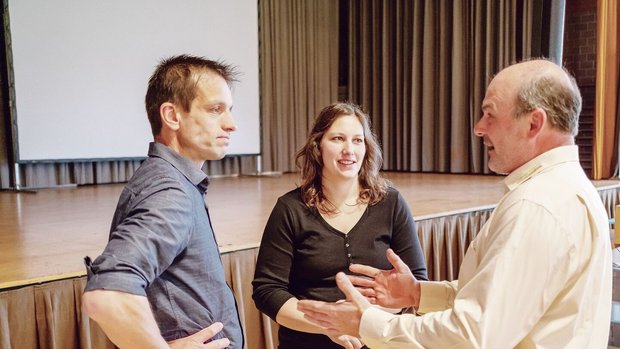 Die neuen Vorstandsmitglieder Bruno Stadelmann, Willisau, und Julia Schmid, Eschenbach, im Gespräch mit dem abtretenden Joe Schnider (r.) 