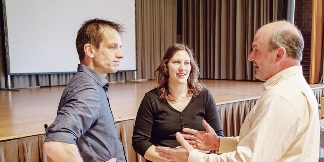 Die neuen Vorstandsmitglieder Bruno Stadelmann, Willisau, und Julia Schmid, Eschenbach, im Gespräch mit dem abtretenden Joe Schnider (r.) 