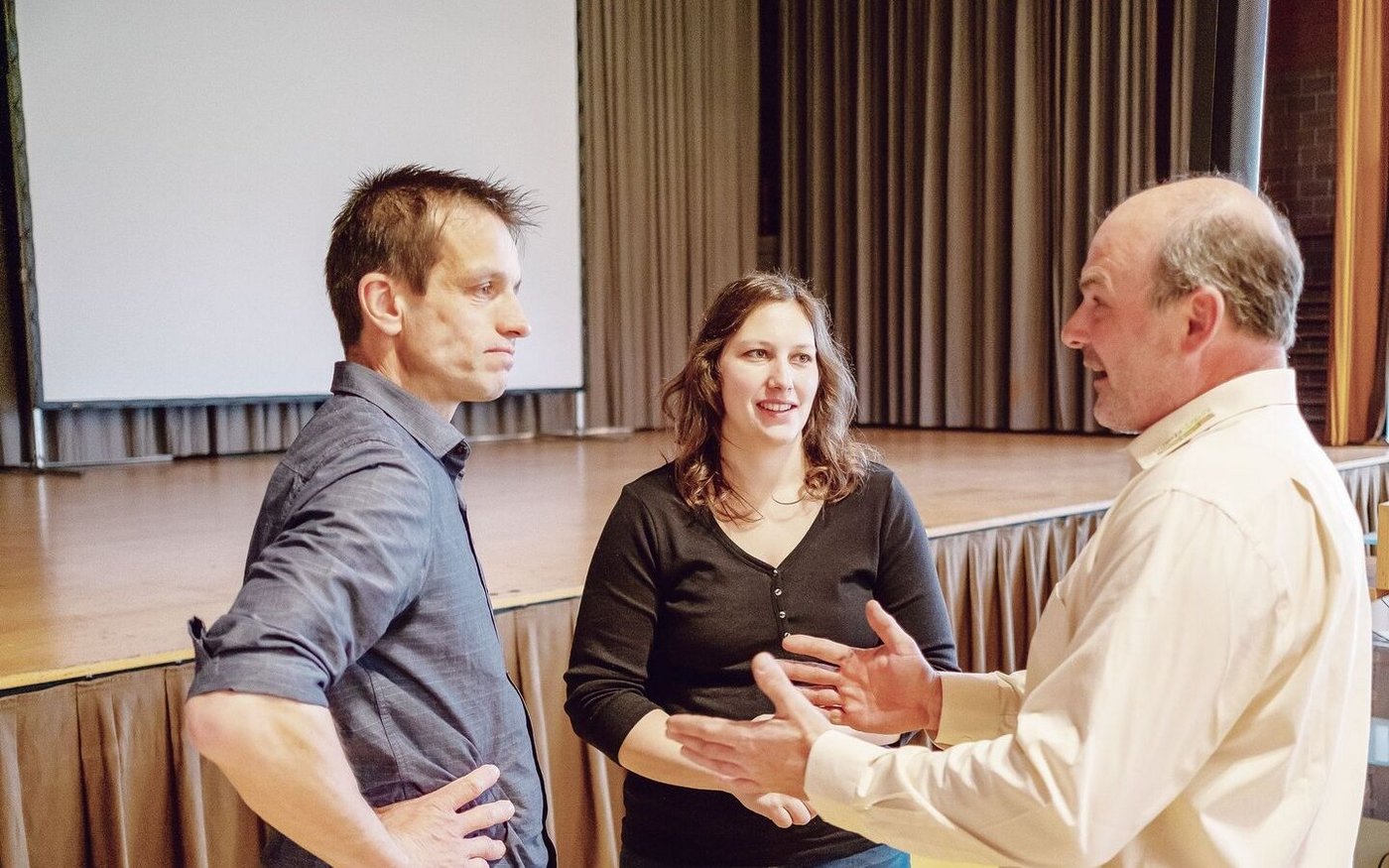 Die neuen Vorstandsmitglieder Bruno Stadelmann, Willisau, und Julia Schmid, Eschenbach, im Gespräch mit dem abtretenden Joe Schnider (r.) 