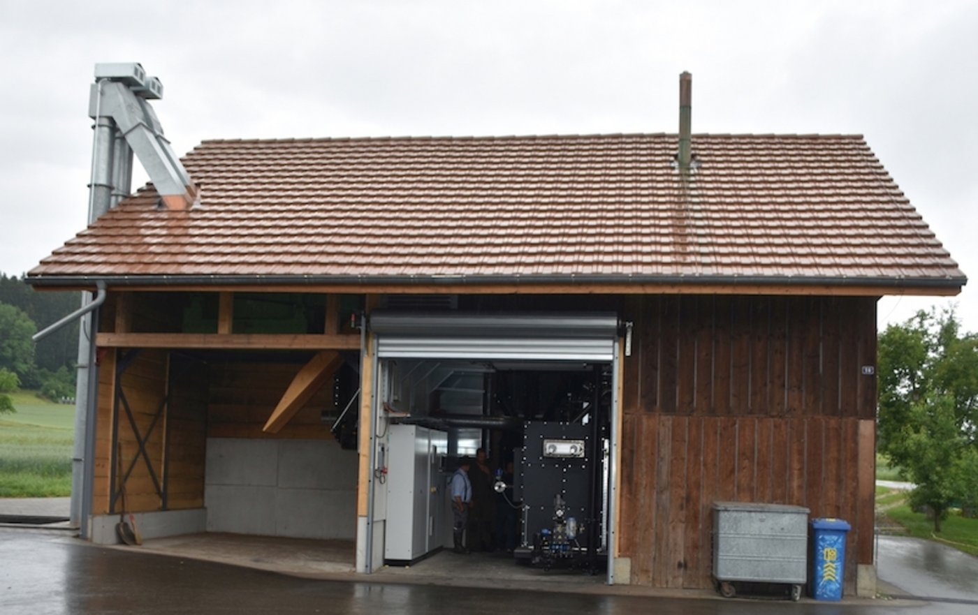 Im ehemaligen Wagenschuppen der Familie Biedermann wurde das Holzgas-Blockheizkraftwerk installiert. Im linken Gebäudeteil werden die Feinanteile aus den Hackschnitzel ausgesiebt. 