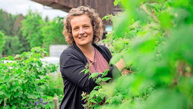 Irene Amstutz in ihrem Garten. Sie macht nicht alles nach «Lehrbüechli» und fährt damit sehr gut.