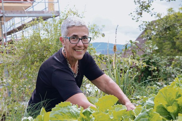Vielseitig: Bäuerin Vielseitig: Bäuerin Regula Bucheli fühlt sich im Garten und am Rednerpult wohl.