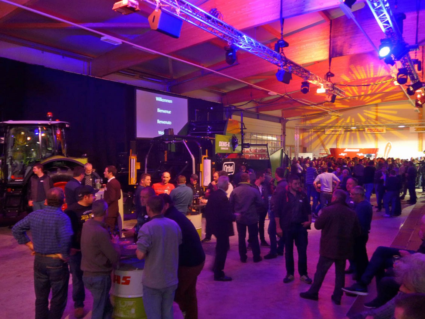 Alles bereit für die Show: Viel Licht, Schall und Rauch erwartete die Gäste am Lohnunternehmerabend. (Bild akr)