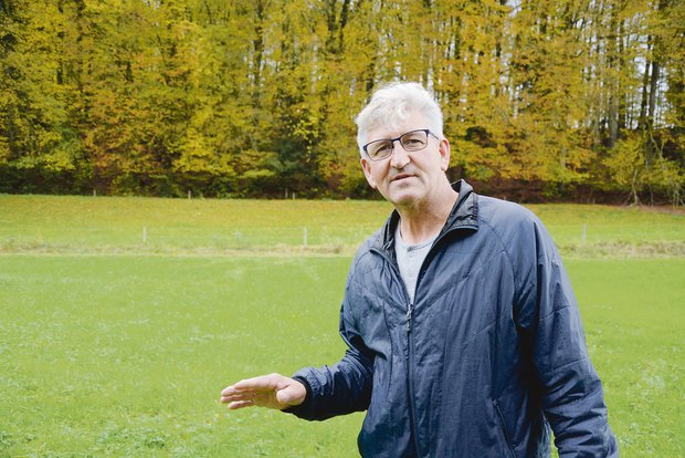 Biobauer Ruedi Bühler lässt sich seit vielen Jahren für die Biodiversität begeistern. Er hat auf seinem Betrieb im Oberaargau zahlreiche Projekte verwirklicht, die er gerne zeigt und erklärt. (Bilder Simone Barth)