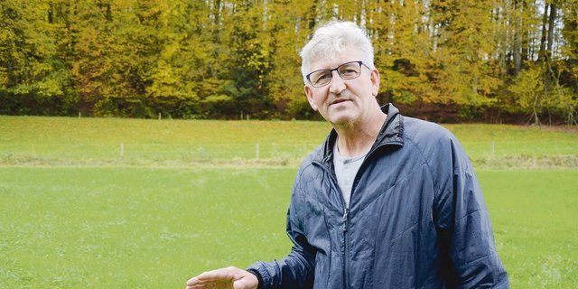 Biobauer Ruedi Bühler lässt sich seit vielen Jahren für die Biodiversität begeistern. Er hat auf seinem Betrieb im Oberaargau zahlreiche Projekte verwirklicht, die er gerne zeigt und erklärt. (Bilder Simone Barth)