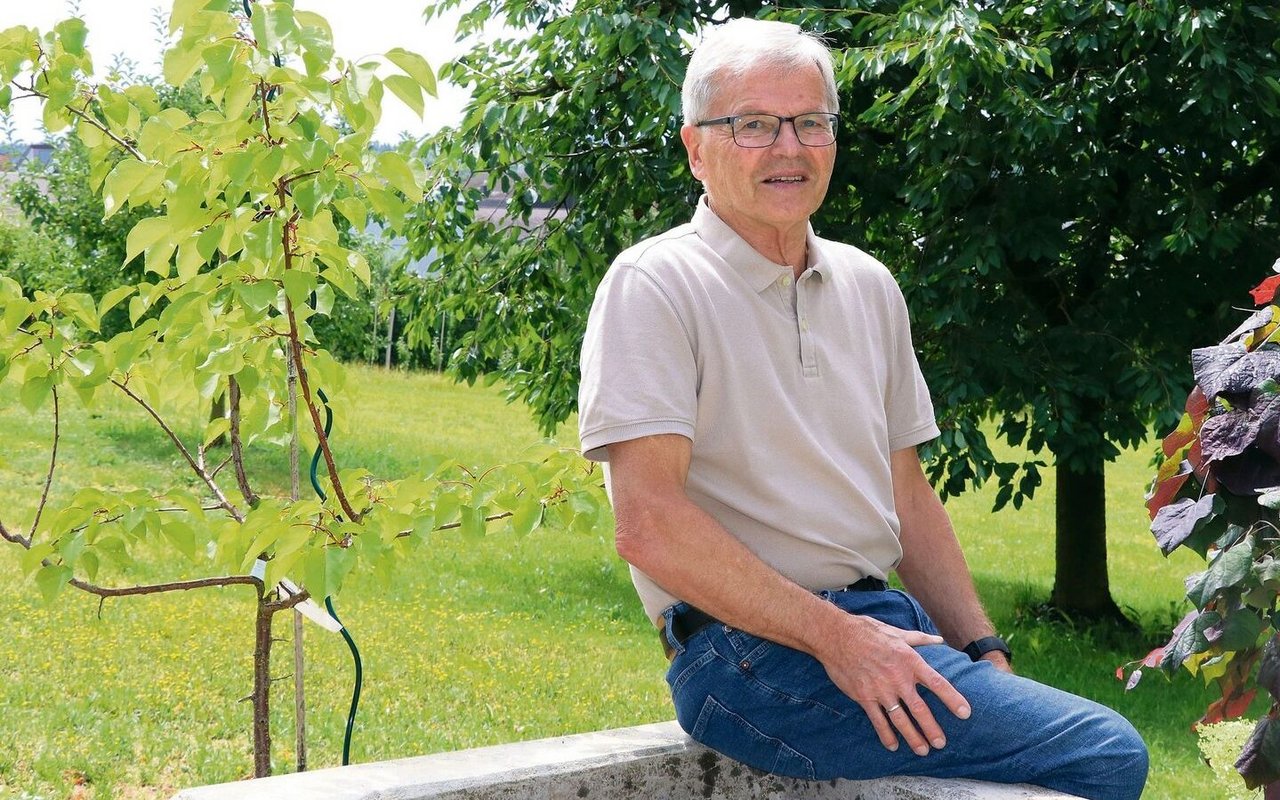 «Ein Nomade bin ich nicht, meine Wurzeln sind eindeutig hier»: Hans Burger zu Hause in Möriken vor seinem Baumgarten.