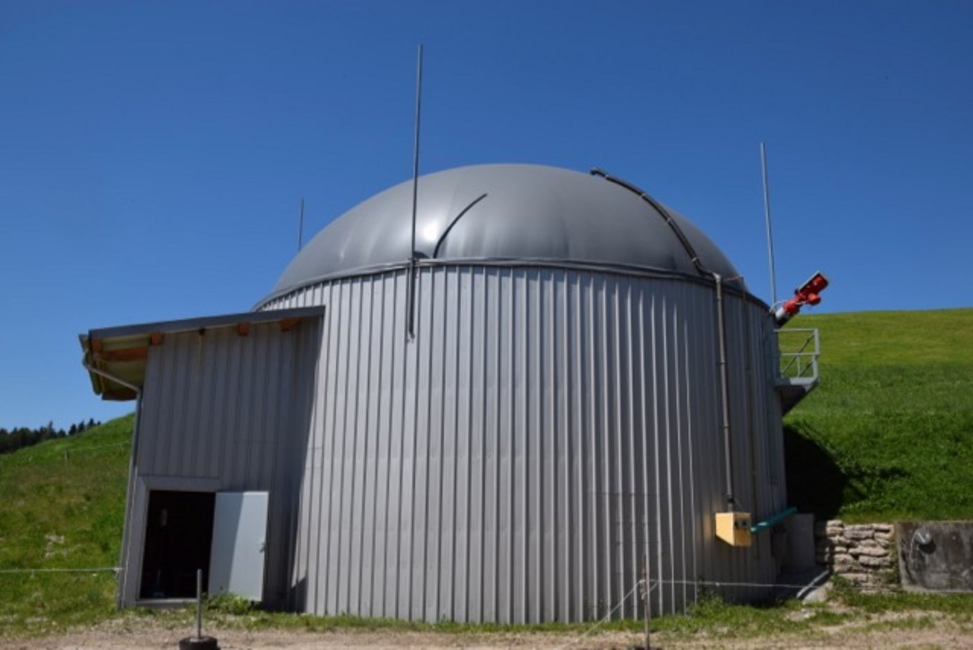 Die Kleinbiogasanlage läuft seit 2016 und produziert vorwiegend aus dem hofeigenen Mist und der Gülle Strom.
