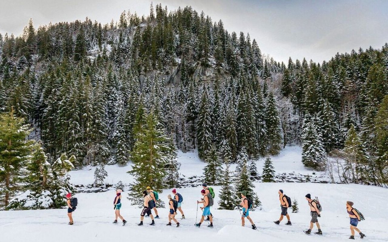 Winterwandern in Badehosen: In Kursen vermittelt Helena Hefti den Teilnehmenden einen anderen Zugang zu Kälteerfahrungen.