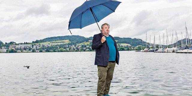 Für seine Bühnenprogramme recherchiert er wenn nötig akribisch: Mike Müller studierte Philosophie und schloss mit dem Lizenziat ab.
