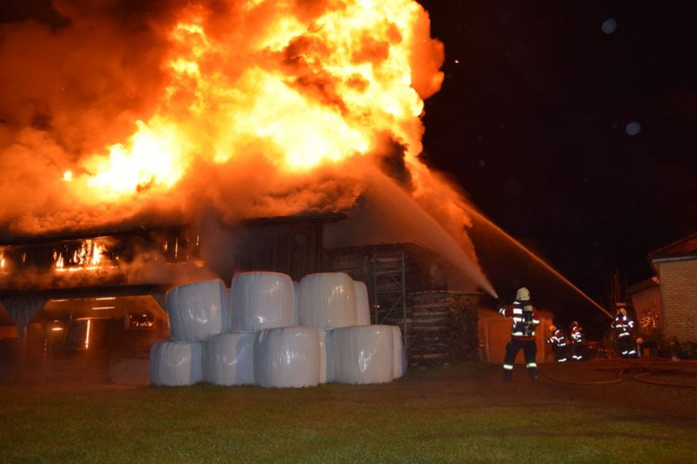 Die Feuerwehrmänner bei der Bekämpfung des Brands: Die Scheune in Waldstatt war nicht mehr zu retten. (Bilder Kapo AR)