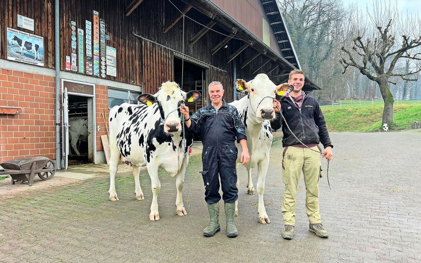 Vater Sepp Emmenegger mit der Mutter Madison Arni, Sohn Pirmin mit Tochter und Eliteschau-Teilnehmerin Emmental Quello Arielle.