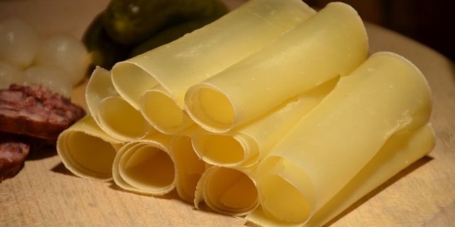 Noch bis am Sonntagabend um 17 Uhr wird auf der Stumpenmatt in Muotathal SZ Alpkäse verkauft. (Bild Pixabay)