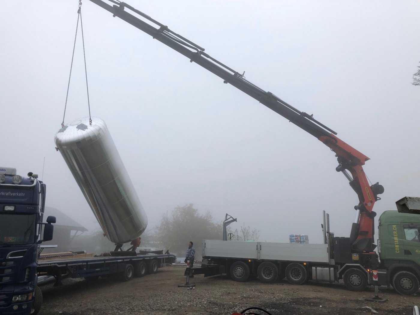 Anlieferung des Pufferspeichers. (Bild zVg)
