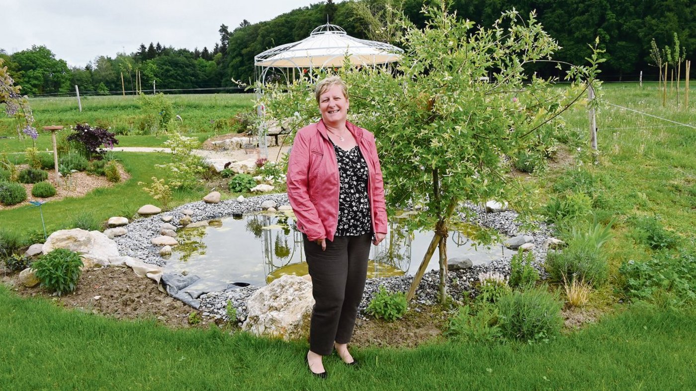 Noch ist im neuen Garten von Doris Marti nicht alles so, wie es soll. Die Familie konnte  vor zwei Jahren ihre lang geplante Siedlung endlich beziehen. (Bild aw)