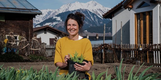 Die junge Bäuerin kocht in der Sendung "Eusi Landchuchi". (Bild Screenshot SRF)