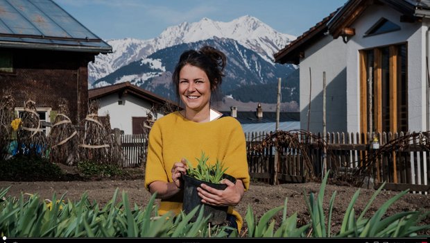 Die junge Bäuerin kocht in der Sendung "Eusi Landchuchi". (Bild Screenshot SRF)