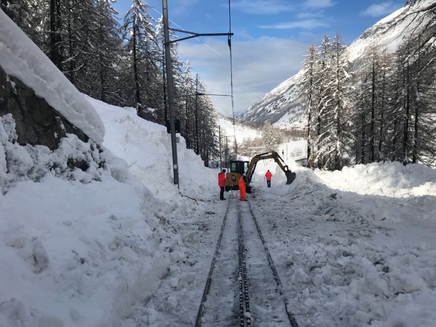 Der heftige Schneefall hatte viel Arbeit zur Folge. (Bild 20minuten/Matterhorn-Gotthard-Bahn)