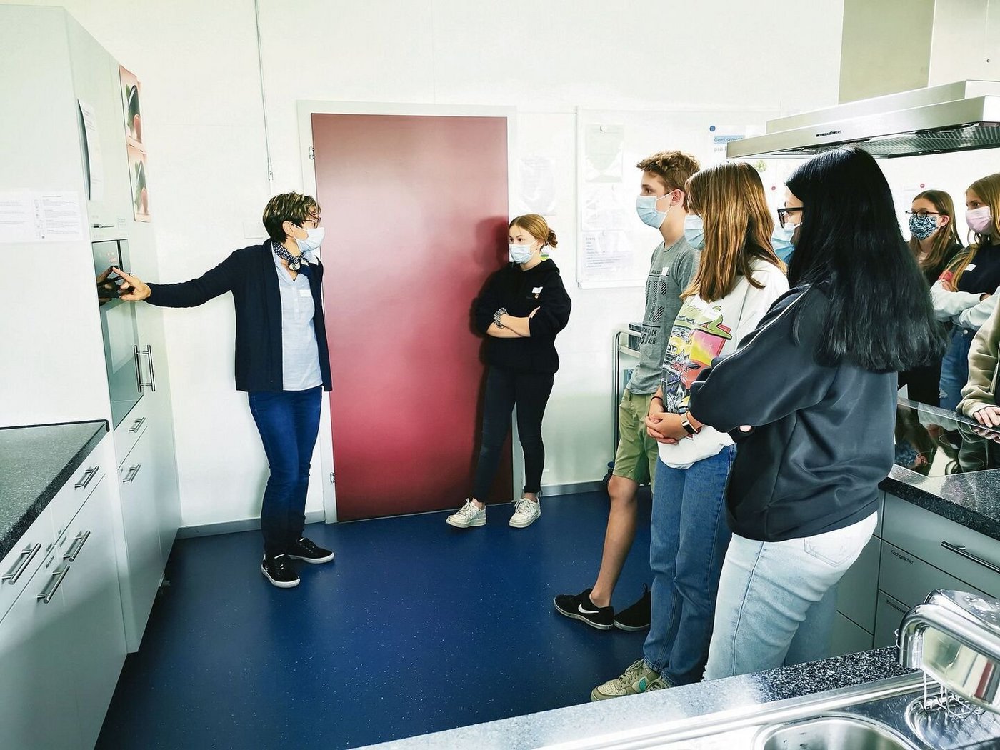 Agriprakti-Lehrerin Silja Müller-Walthert (links) führt die Klasse durch die Schulküche.