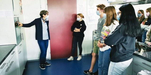 Agriprakti-Lehrerin Silja Müller-Walthert (links) führt die Klasse durch die Schulküche.
