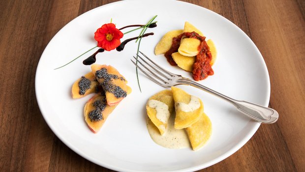 Kräuter-Ricotta-Ravioli mit Tomatensauce, Gartengemüse-Ravioli mit Prosecco-Rahmsauce und Randen-Ravioli mit Mohnbutter. (Bild Ueli Christoffel/SRF)