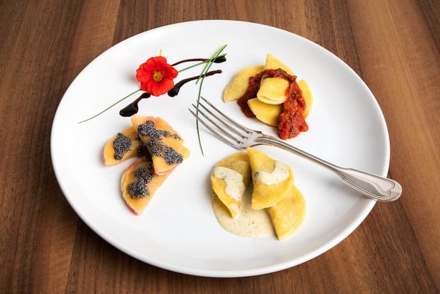 «SRF bi de Lüt Landfrauenküche»: Das Hauptgericht von Eveline Villiger Kräuter-Ricotta-Ravioli mit Tomatensauce, Gartengemüse-Ravioli mit Prosecco-Rahmsauce und Randen-Ravioli mit Mohnbutter. (Bild Ueli Christoffel/SRF)