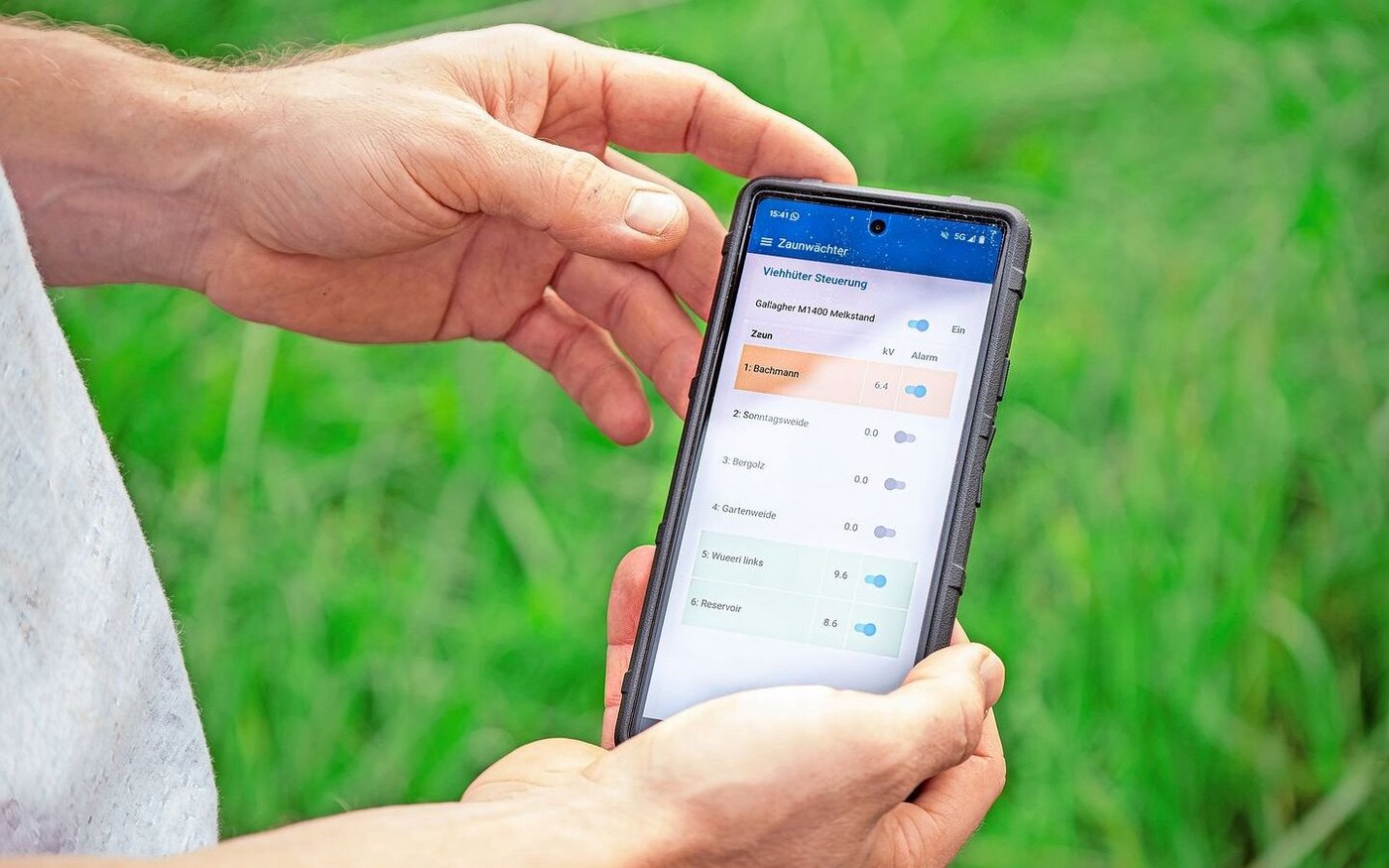 Die Birki-App zeigt den Stromzustand der Weidezäune. Festinstallierte Weidezäune lassen sich darüber steuern.