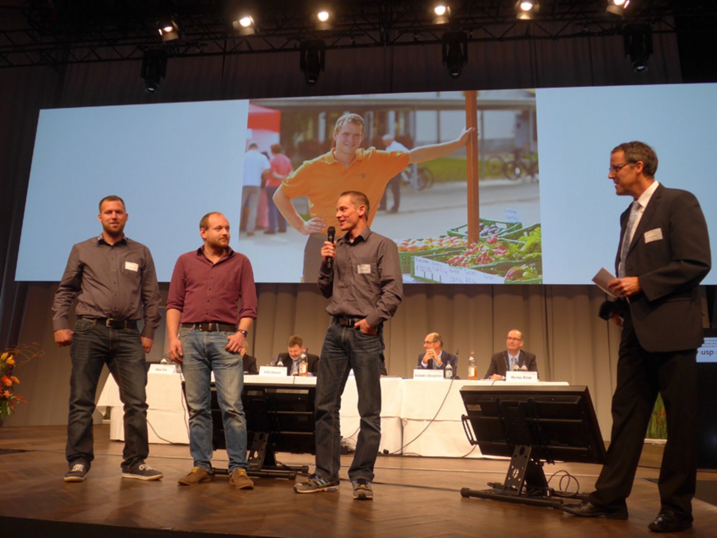 Martin Schmutz vom SBV im Gespräch mit dem Sieger des Agriskills-Wettbewerbs, Michael Messerli. (Bild akr) 