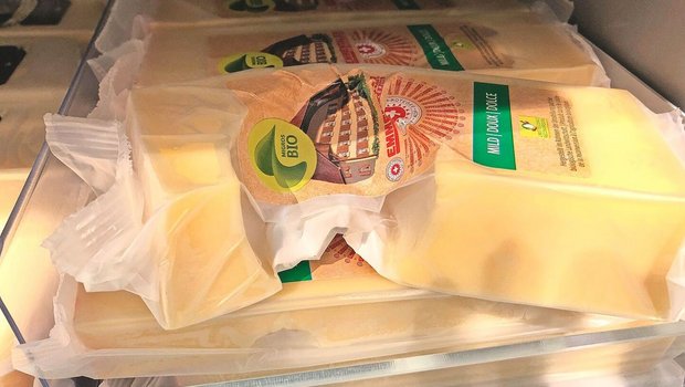 Viel Loch, wenig Käse: Bei Biomilch ist die Saisonalität mit kleinen Mengen im Sommer stärker ausgeprägt als bei konventioneller Milch.