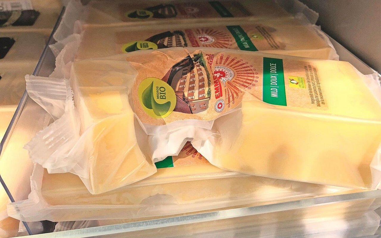 Viel Loch, wenig Käse: Bei Biomilch ist die Saisonalität mit kleinen Mengen im Sommer stärker ausgeprägt als bei konventioneller Milch.