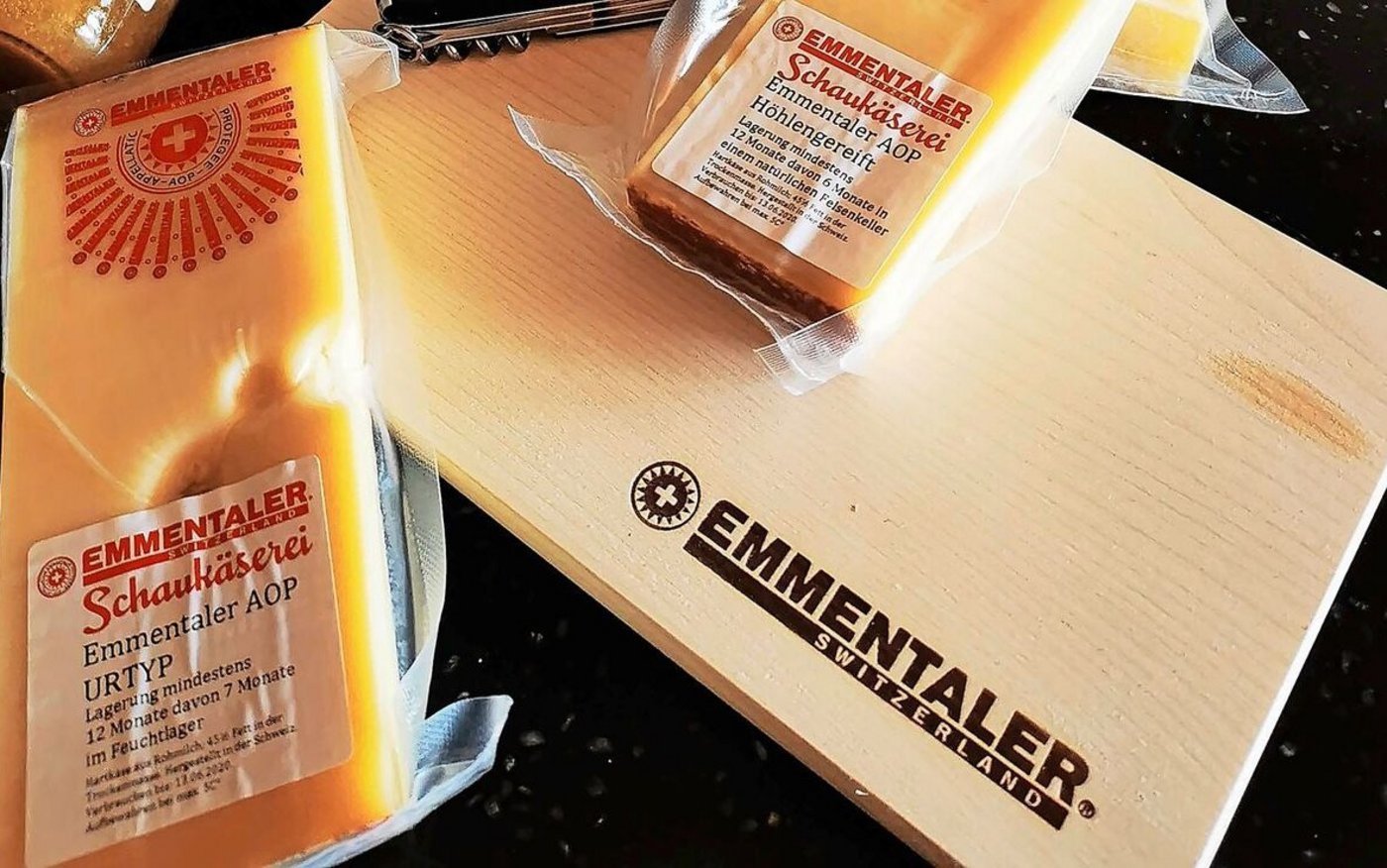 Käse aus der Emmentaler Schaukäserei wird es bald nicht mehr geben. Eine Investition in die veraltete Anlage lohne sich nicht mehr und die Fabrikation sei defizitär, wird der Schritt begründet.