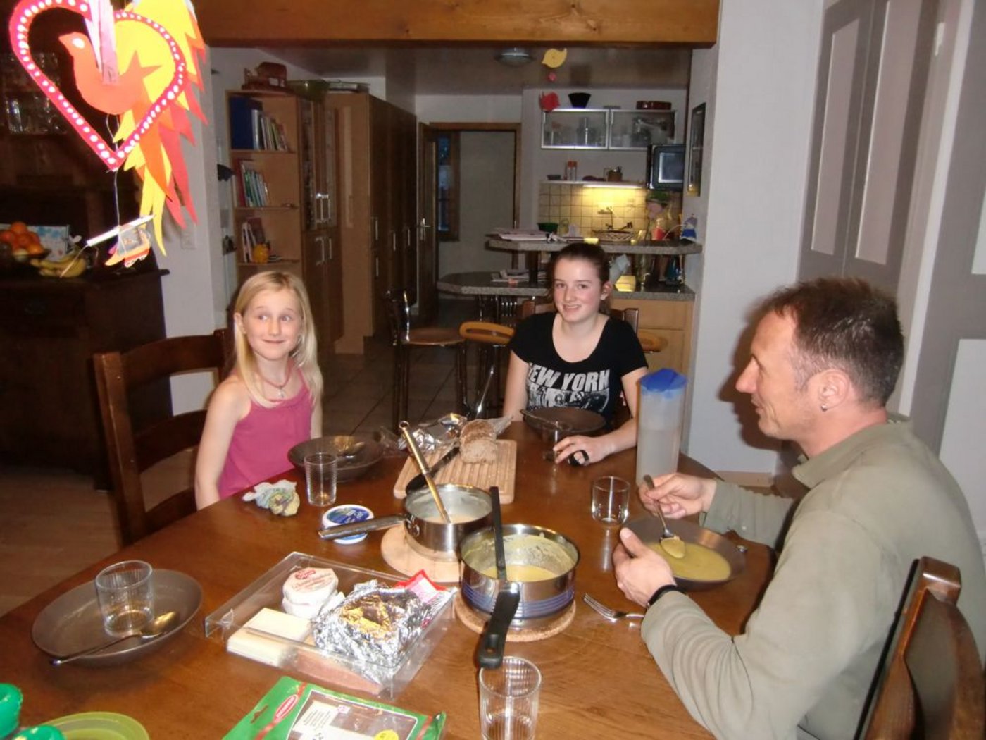 Andrea Barmettler (oben am Tisch) lebt und arbeitet vier Tage pro Woche in ihrer welschen Gastfamilie, einen Tag pro Woche besucht sie in der Regel den französischsprachigen Unterricht mit hauswirtschaftlichen und allgemeinbildenden Fächern. (Bild zVg)