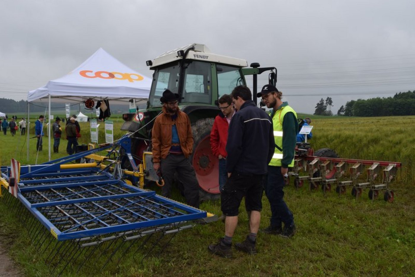 Biobauern studieren am Bioackerbautag ein Flügelscharhackgerät. Der Biolandbau hilft laut einer neuen Studie dem Umweltsektor. (Bild Stefanie Giger)