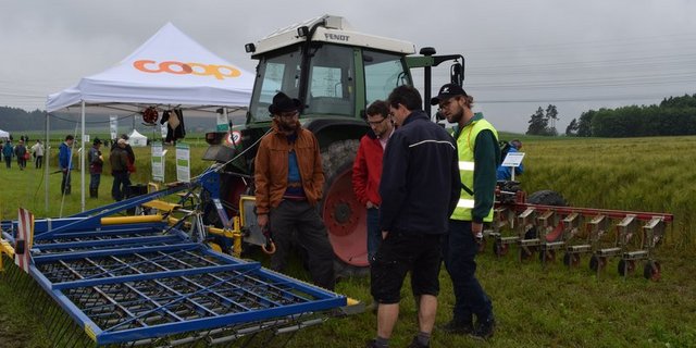 Biobauern studieren am Bioackerbautag ein Flügelscharhackgerät. Der Biolandbau hilft laut einer neuen Studie dem Umweltsektor. (Bild Stefanie Giger)