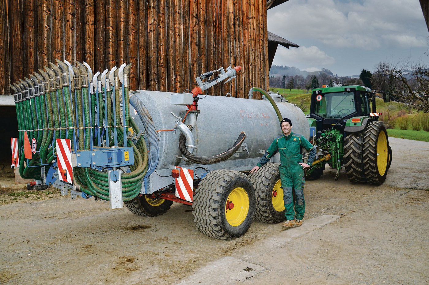 Eine brandneue Schleppschuhvorrichtung auf ein altes Jauchefass montiert: Das sind Herausforderungen, wie sie der Tüftler Thomas von Aarburg aus Benken liebt. (Bilder Barbara Schirmer)