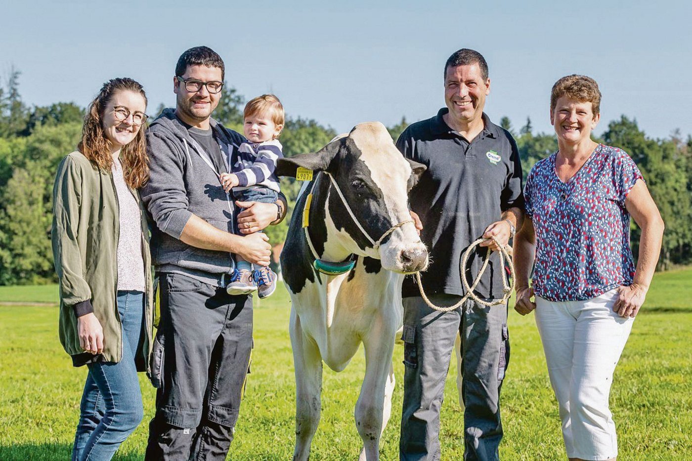 «Wir haben ein gutes Fundament»: Cremo-Präsident Alexandre Cotting (2. v.r.) mit seiner Frau Marie-Claude, Sohn Steve, dessen Frau Carine und Enkel Mathis. (Bild Agrotourismus Schweiz)