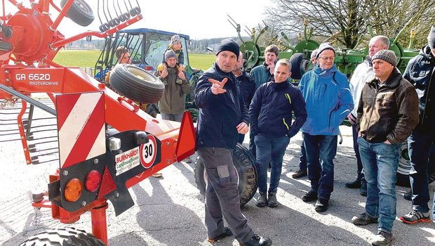 Markus Arnold vom Strassenverkehrsamt Zug weist darauf hin, dass bei Arbeitsgeräten Zinken, die bei Zusammenstössen gefährlich sein könnten, zu schützen sind. 