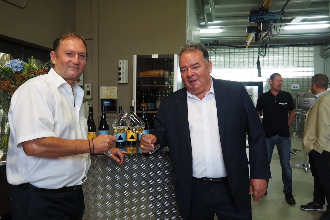 Auf eine gute Zukunft: Geschäftsführer Peter Märki (links) und Verwaltungsratspräsidendt Kaspar Weltli prosten sich zu.