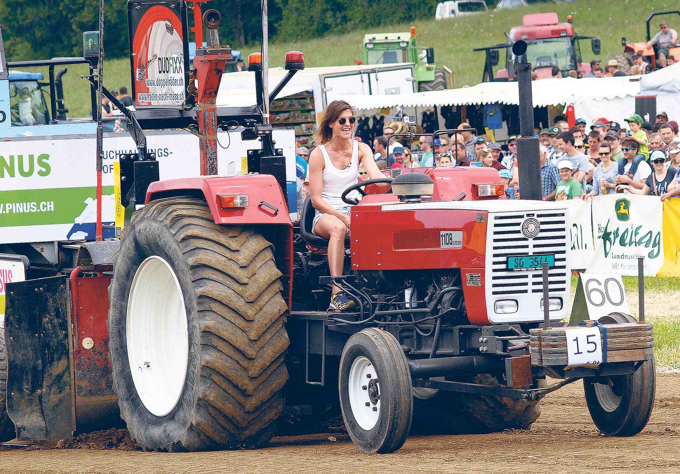 Macht am TV und auf dem Traktor eine gute Figur: Annina Frey von «Glanz und Gloria». (Bild tos)