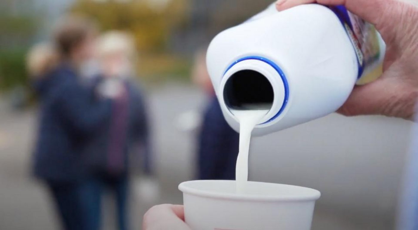 Dort, wo die Pausenmilch eingeschenkt werden durfte, gab es glückliche Kindergesichter. Etwas Normalität in schwierigen Zeiten auch für Kinder und Jugendliche sei dies, sind einige der Meinung. (Symbolbild Screenshot Video Swissmilk) 
