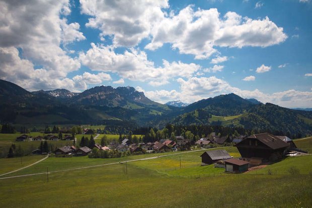 Die diesjährige Kampagne der Schweizer Berghilfe konzentriert sich auf Erneuerbare Energien, z. B. Holz zum Heizen aus der Region. (Bild zVg)