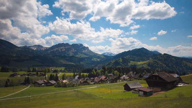 Die diesjährige Kampagne der Schweizer Berghilfe konzentriert sich auf Erneuerbare Energien, z. B. Holz zum Heizen aus der Region. (Bild zVg)
