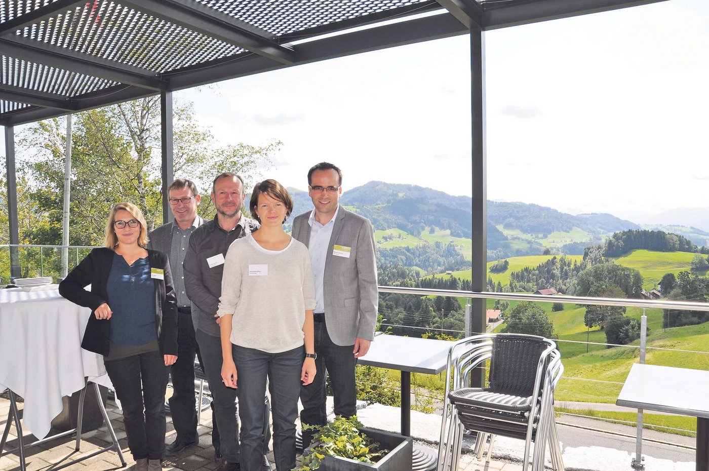 Nora Beck (PZB), Ernst Kocher (PZB), Stefan Forster (ZHAW), Gwendolin Bitter (ZHAW) und Michael Dubach (PZB) (v. l. n. r.) stellen das strategische Kernteam des Projekts. Die Aussicht ist vom Ghöch, Gibswil. (Bild nb)