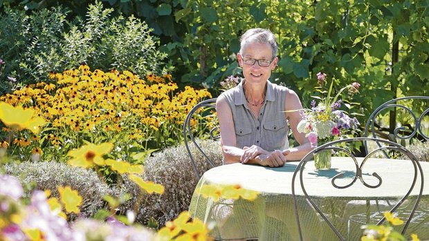 Im Naturgarten von E Im Naturgarten von Elisabeth Gebhard gibt es mehrere Sitzplätze. Fürs Foto setzt sie sich hin, ansonsten ist sie meist in Bewegung – den Garten geniesst sie trotzdem.