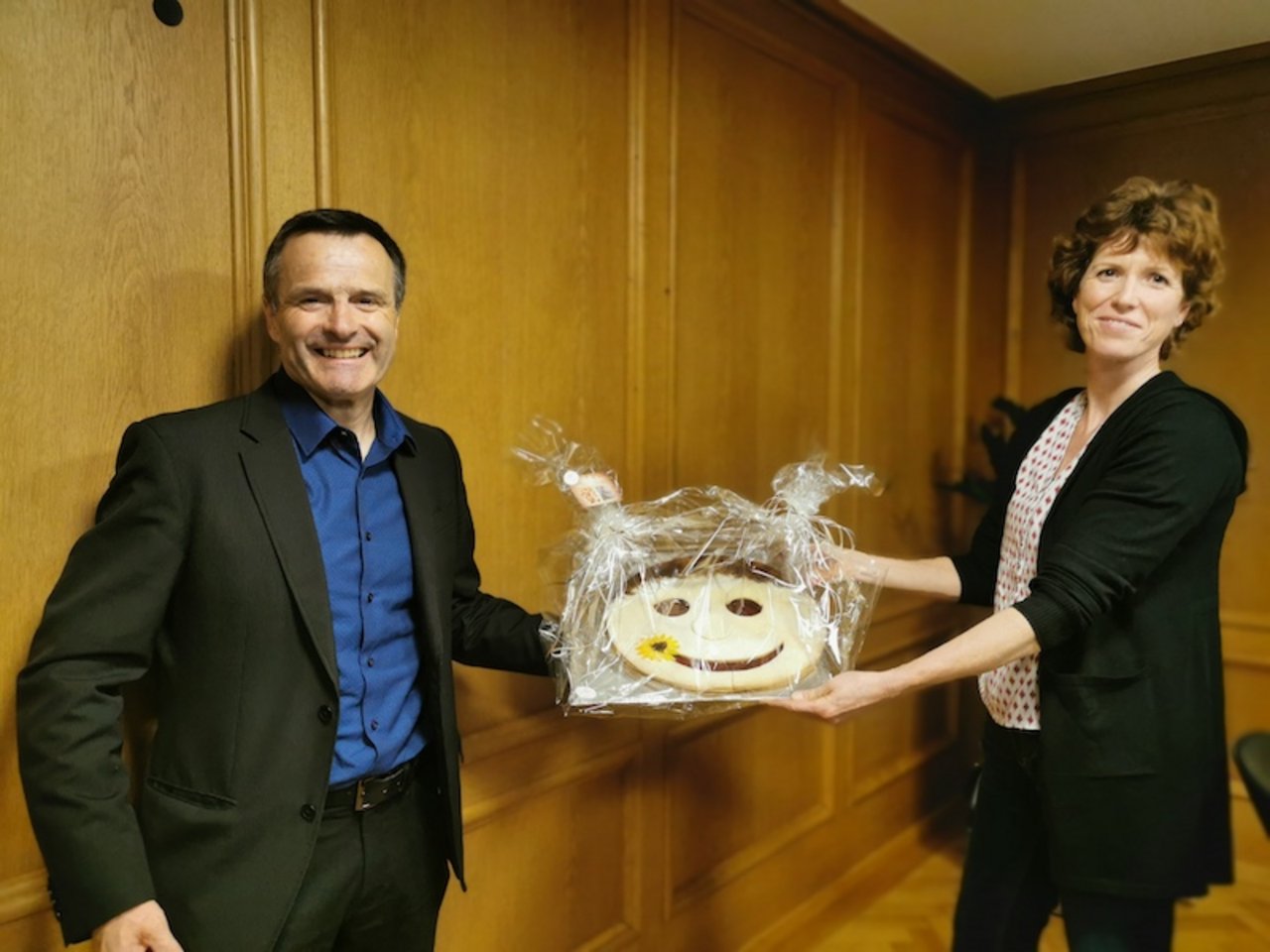 Urs Schneider erhielt von Regula Böhi-Zbinden, Präsidentin des Thurgauer Landfrauenverbands, einen Riesen-Spitzbub geschenkt. (Bild Colette Ammann, VTL)