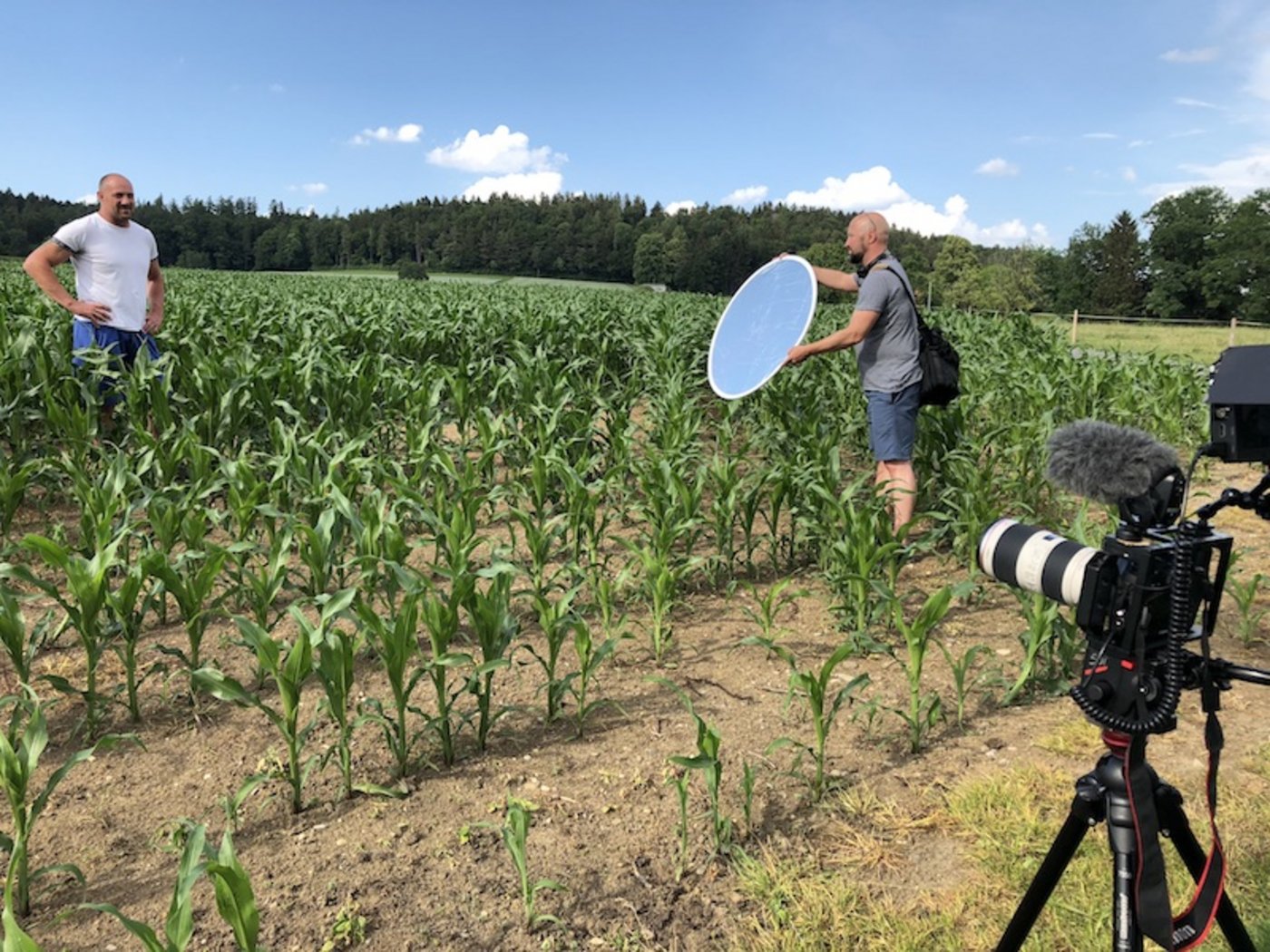 Beim Dreh: Schlussgang-Mann Flavian Cajacob rückt Stefan Burkhalter mit Sonnenreflektor besser ins Licht. (Bild Esther Thalmann)